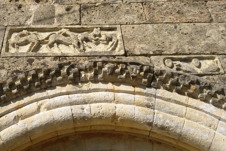 Portail sculpté de l’église Saint-Martin de Camiac
